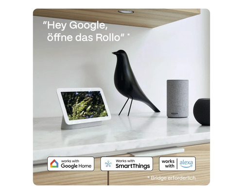 Smart Home Geräte mit Sprachsteuerung auf einer Ablagefläche