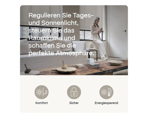 Frau mit Smartphone in modernem Wohnzimmer mit Tageslichtrollos für Komfort, Sicherheit und Energieeinsparung.