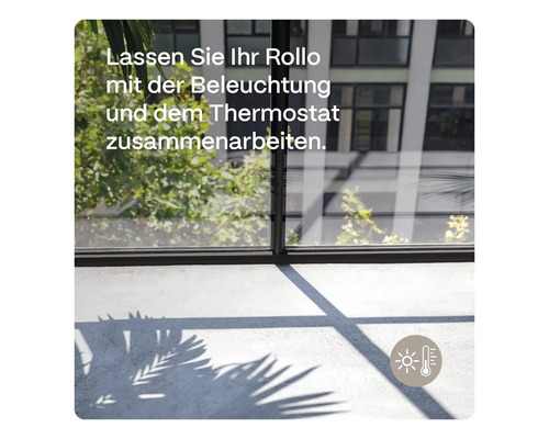 Szene mit einem Rollo, das mit Beleuchtung und Thermostat zusammenarbeitet.