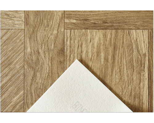 Nahaufnahme eines Vinylbodens in Holzoptik mit einem weißen Musterstück