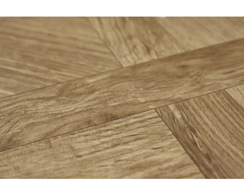 Nahaufnahme von Laminatboden im Fischgrätenmuster