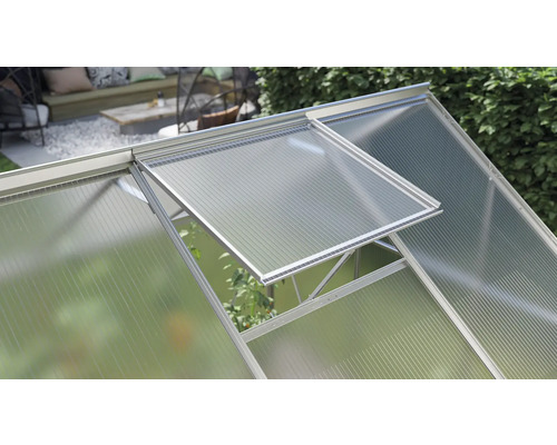 Nahaufnahme eines Gewächshausfensters mit Polycarbonatplatten.