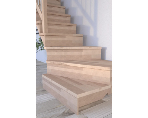 Holztreppe mit Handlauf vor einer Wand