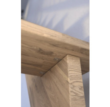 Detailansicht einer Tischplatte aus Holz mit Tischbein