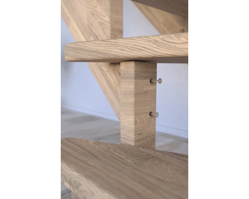 Detailaufnahme einer Holztreppe mit Geländerpfosten und Treppenstufen