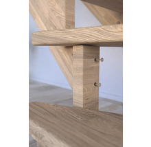 Detail einer Holztreppe mit Stufen und Pfosten