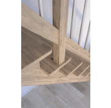 Detailaufnahme einer Holztreppe mit Geländerpfosten