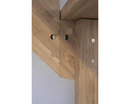 Detailansicht einer Holzkonstruktion mit Verbindungsstücken