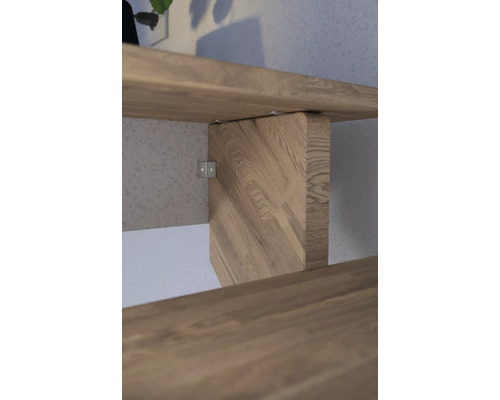 Detailansicht eines Holzregals mit massiver Holzstütze und Metallhalterung