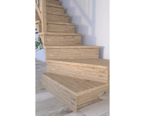 Holztreppe mit Stufen und Geländer