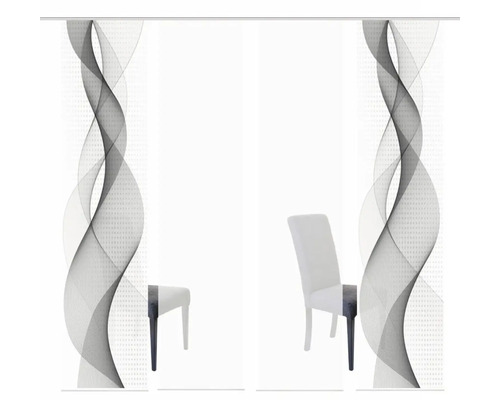 Schiebegardine mit abstraktem Muster und Stuhl