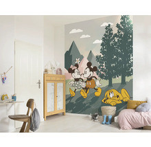Kinderzimmer mit einer Tapete mit Motiven von Mickey Mouse, Minnie Mouse und Pluto vor einer Berglandschaft