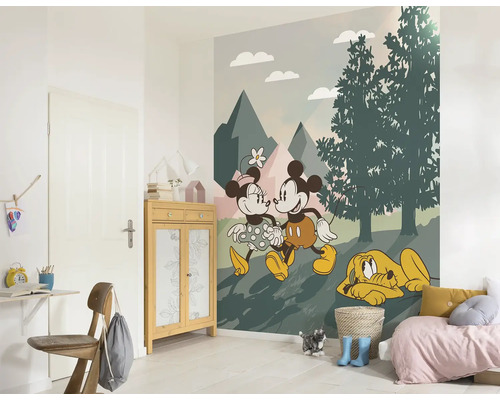 Kinderzimmer mit einer Tapete mit Motiven von Mickey Mouse, Minnie Mouse und Pluto vor einer Berglandschaft