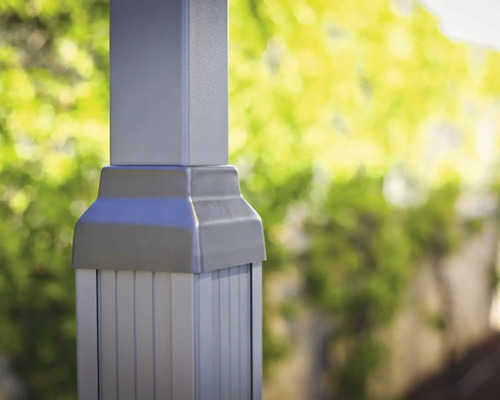 Detailansicht einer Zaunpfostenbefestigung für den Außenbereich