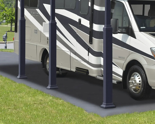 Überdachter Stellplatz für Wohnmobil mit Stützpfosten