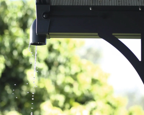 Detailaufnahme eines Pavillondachablaufs mit ablaufendem Wasser