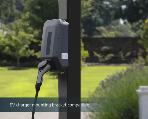 Ladestation für Elektrofahrzeuge mit Halterung an einer Säule