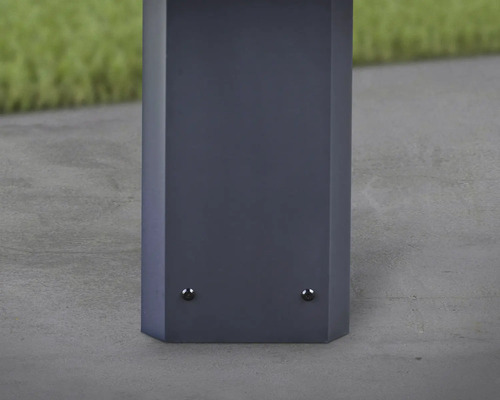 Sockel einer Gartenleuchte