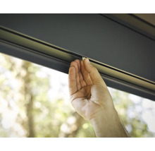 Hand befestigt Clip in Führungsschiene