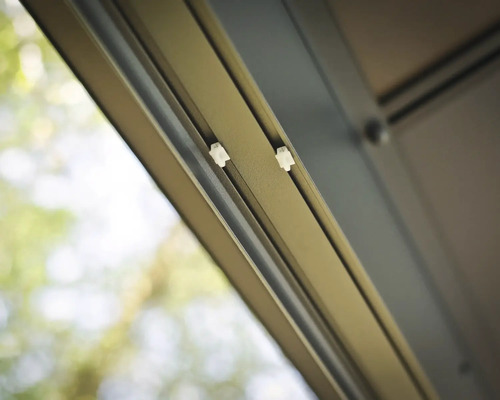 Detailansicht eines Markisenrahmens mit Führungsschienen