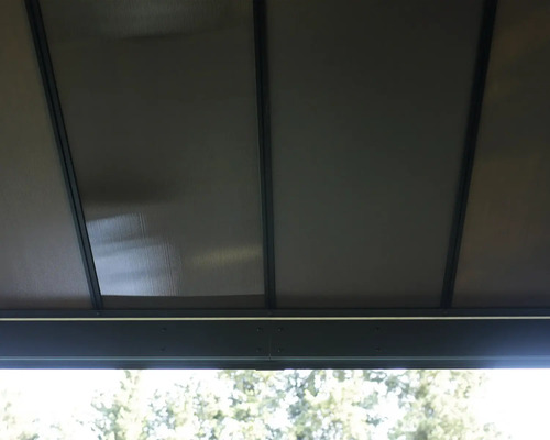 Detailansicht der Dachkonstruktion einer Terrassenüberdachung