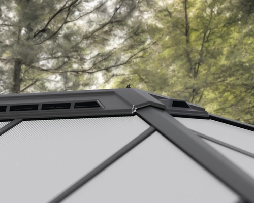 Detailansicht des Daches eines Gartenpavillons mit Lüftungsöffnungen.