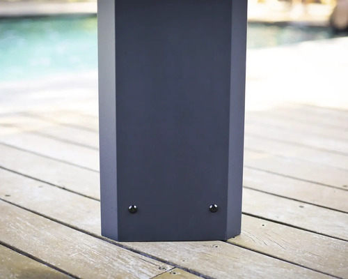 Pfostenfuß einer Terrassenüberdachung auf Holzboden