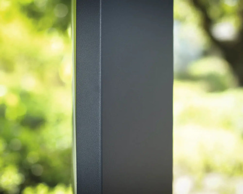 Detailansicht einer Metallstruktur im Außenbereich