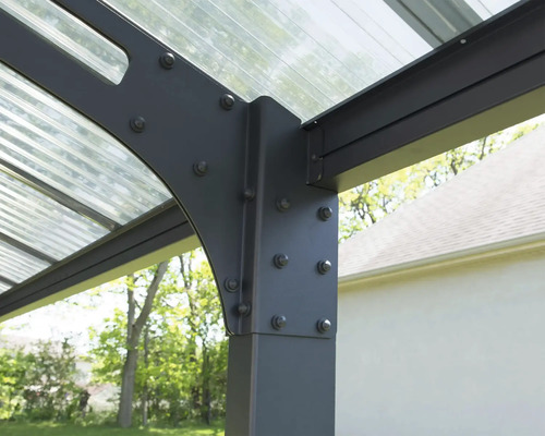 Detailansicht einer Terrassenüberdachung mit transparenten Dachplatten und einer grauen Metallkonstruktion.