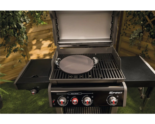 Gasgrill mit Pizzastein auf dem Grillrost