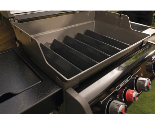 Detailansicht eines Gasgrills mit Warmhalterost