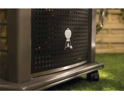 Detailansicht eines Grills mit Weber Logo und Lochmuster