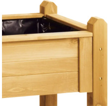 Detailansicht eines Hochbeets aus Holz mit Pflanzfolie