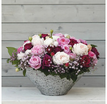 Rosenarrangement in einer silberfarbenen Vase