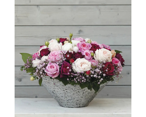 Rosenarrangement in einer silberfarbenen Vase