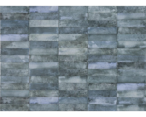 Fliesenwand mit rechteckigen Fliesen