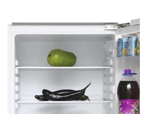 Kühlschrank mit Gemüse und Getränken auf den Regalen