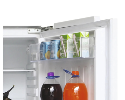 Innenansicht eines Kühlschranks mit Getränken in Dosen, Getränkepackungen und Flaschen