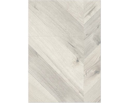 Verlegung von hellem Parkett im Fischgrätenmuster