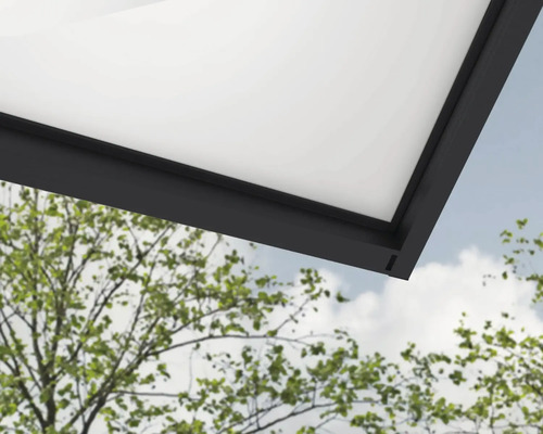 Detailansicht einer Terrassenüberdachung mit Aluminiumrahmen und Polycarbonatplatten