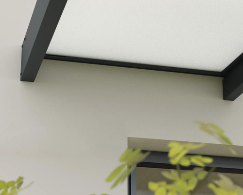 Detailansicht einer Terrassenüberdachung an einer Hauswand