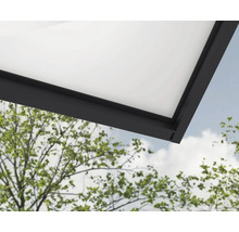 Detailansicht einer Terrassenüberdachung mit Rahmen