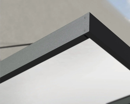 Detailaufnahme einer Terrassenüberdachung mit Metalleinfassung