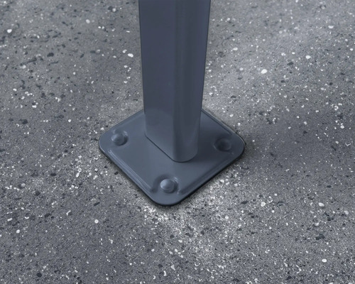 Detailansicht einer Pfostenbefestigung auf Betonboden