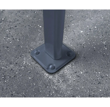 Detailaufnahme einer Metallstange mit quadratischer Basis auf Betonboden