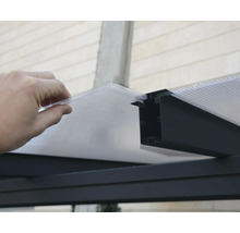 Installation einer transparenten Stegplatte in eine Unterkonstruktion