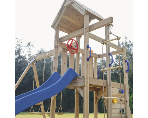 Spielturm aus Holz mit Rutsche, Schaukel und Kletterwand für den Garten