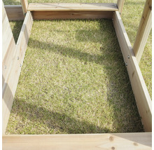 Detailansicht eines Hochbeets aus Holz überwachsen mit Gras.
