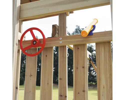 Spielturm mit rotem Steuerrad und gelbem Fernrohr