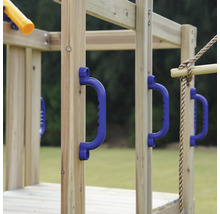 Detailansicht eines Spielturms mit blauen Griffen